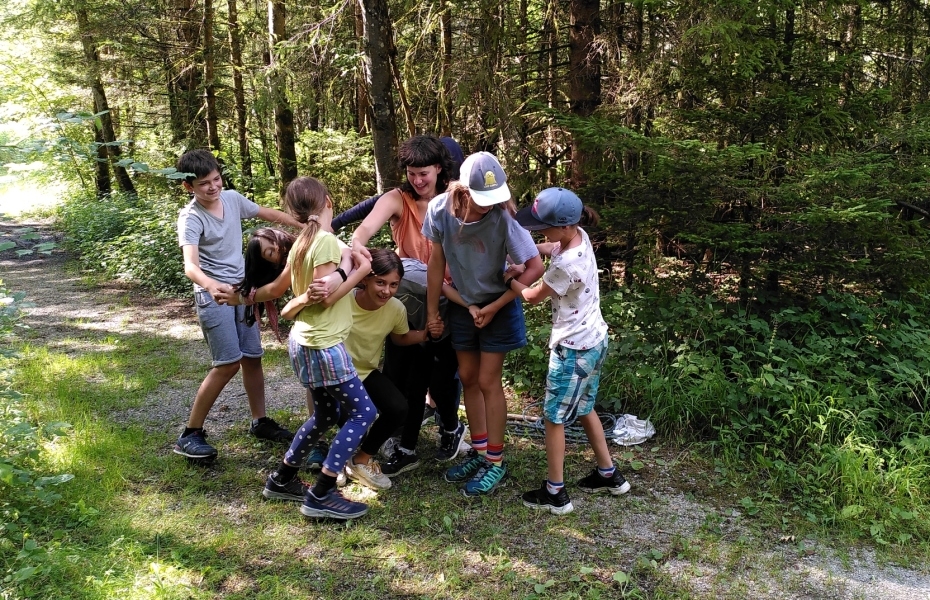 Kinder auf einem Waldweg - versuchen den Gordischen Knoten zu lösen, eine Gruppenaufgabe