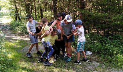 Kinder auf einem Waldweg - versuchen den Gordischen Knoten zu lösen, eine Gruppenaufgabe
