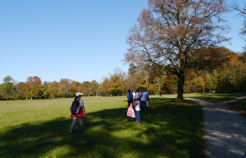 Herbstlandschaft mit Bäumen, mehrere Menschen 