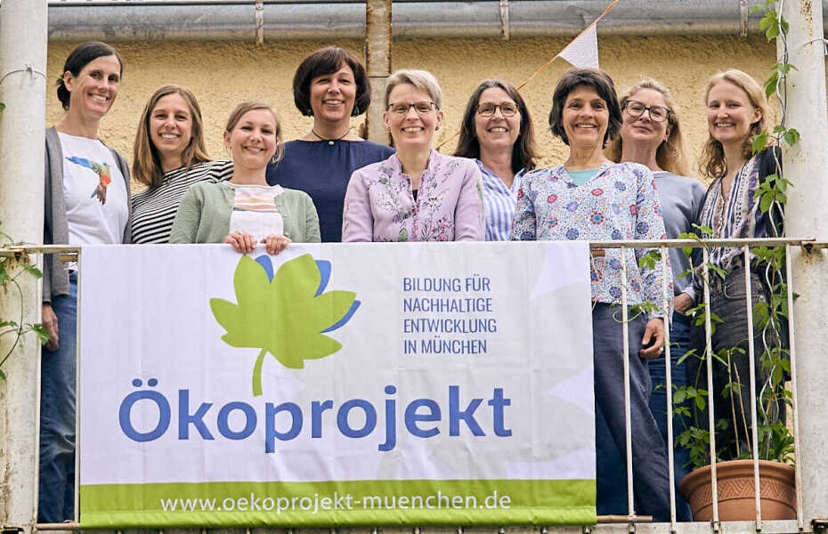 Das Team von Ökoprojekt auf dem Balkon 