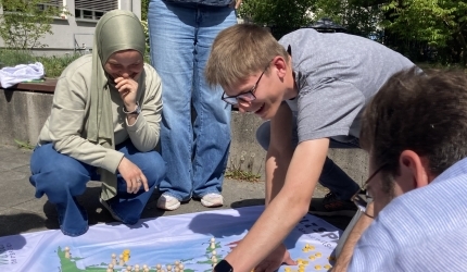 Erwachsene spielen das Eine-Welt-Spiel
