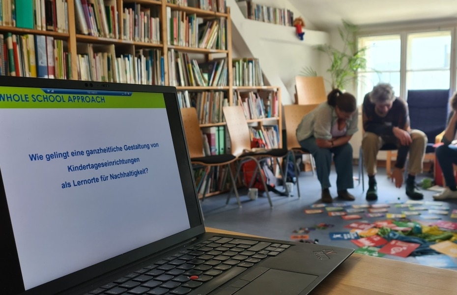 Vier Erwachsene im Stuhlkreis diskutieren über Ziele der Nachhaltigkeit