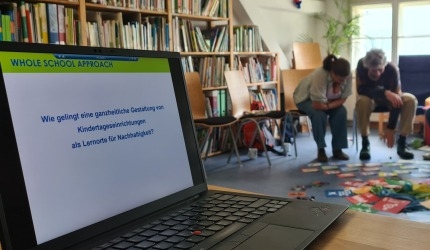 Vier Erwachsene im Stuhlkreis diskutieren über Ziele der Nachhaltigkeit