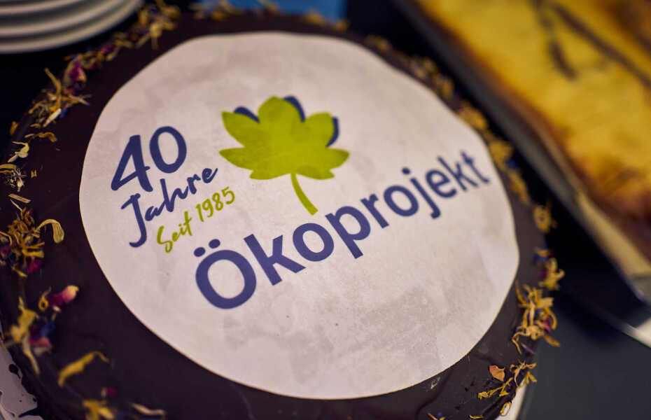 Schokotorte mit dem Logo 40-Jahre-Oekoprojekt