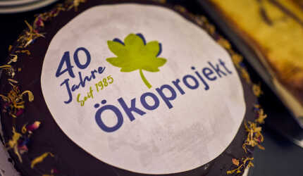 Schokotorte mit dem Logo 40-Jahre-Oekoprojekt