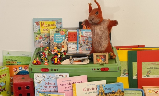 Der Inhalt der Kiste aufgebaut: Bücher, Seile, großer Würfel und so weiter